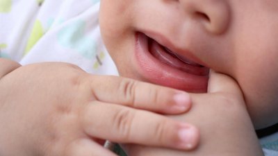 Как снять боль при появлении зубов у детей?