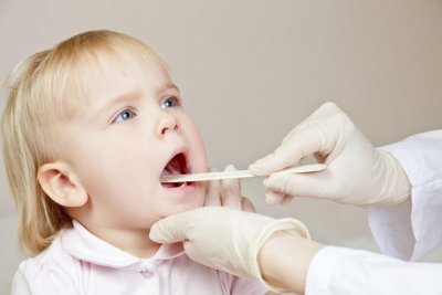 Больное горлышко у малыша: лечим правильно