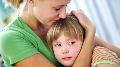 Ребенок боится своей смерти или смерти своих родителей. Как ответить и когда обратиться к психологу?