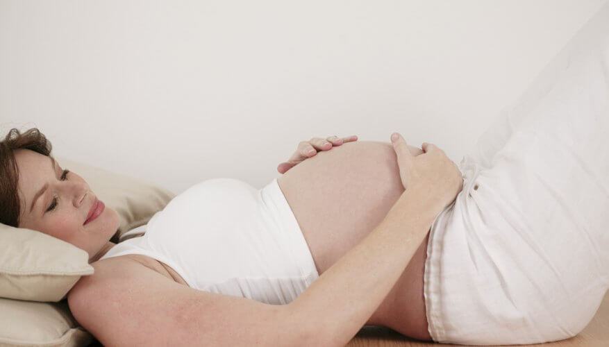 Схватки во сне. Шевеления ребёнка в животе. Фото шевеление малыша в животе беременности. При схватках может ребенок шевелится. Ребенок пинается в животе рисунок.