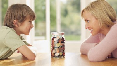 От игрушечных денег до самообеспечения: правила финансового воспитания детей
