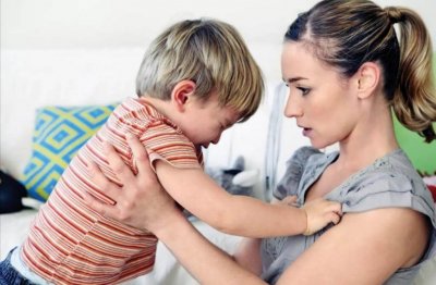 Почему ребёнок бьёт свою маму? 5 причин