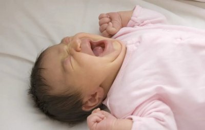 Почему малыши часто плачут во сне