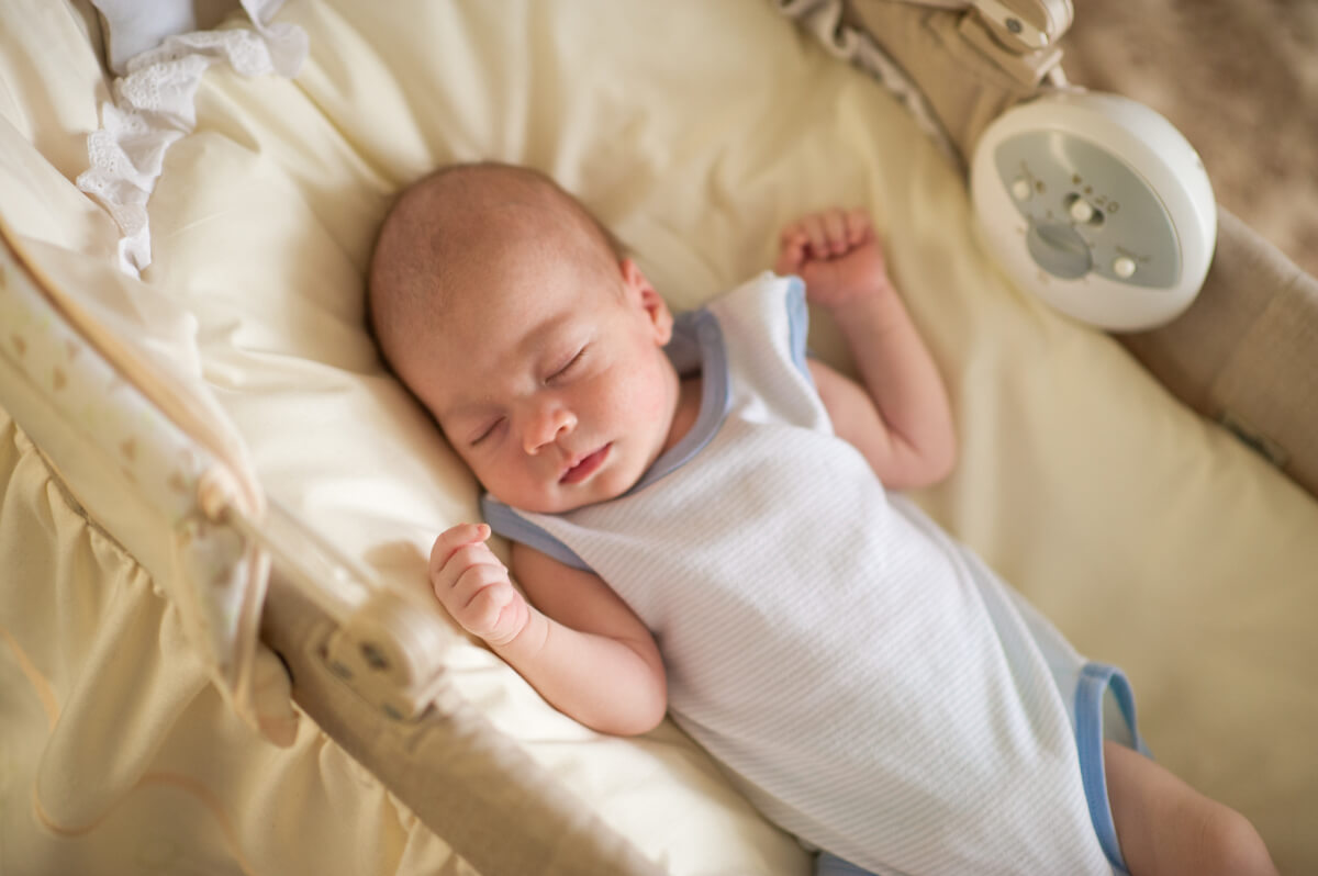 Матрасик для совместного сна с ребенком. Как класть спать новорожденного. Младенец дремлет. Укачивать ребенка во сне. Как приучить спать отдельно
