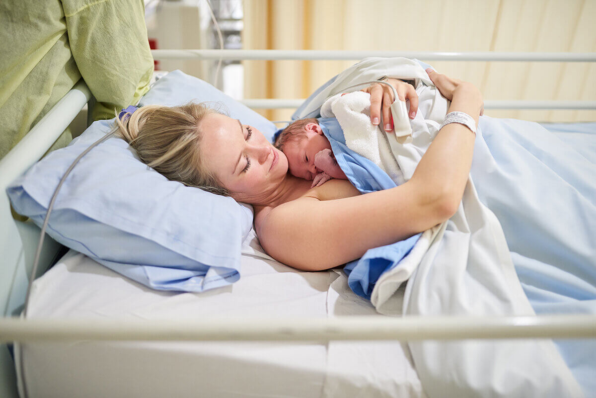 Приснилась мама рожает. Роженица в родильном зале. Мама и малыш в больнице после родов США.