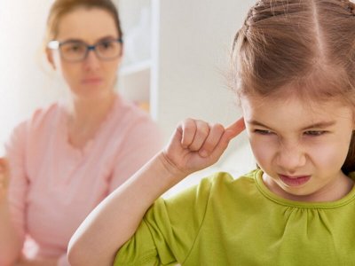 Почему ребенок намеренно не слушается родителей: основная причина.