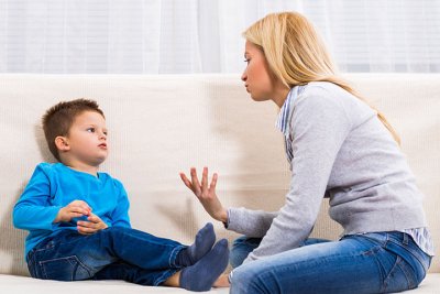 Как научить ребёнка сдерживать свой порыв в желании поскорее сообщить что-то родителю, пока тот разговаривает с собеседником?