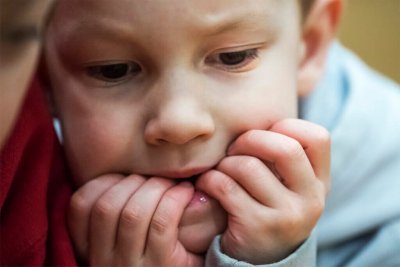 Как отучить ребенка кусать губы и грызть ногти?