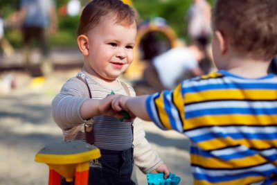 Как воспитывать 2-летних малышей: особенности трудного возраста
