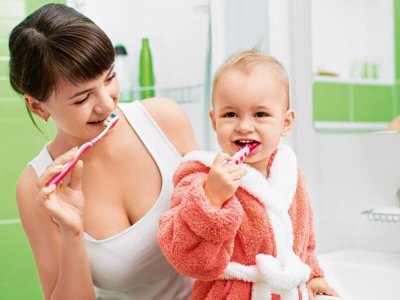 Учим малышей чистить зубы